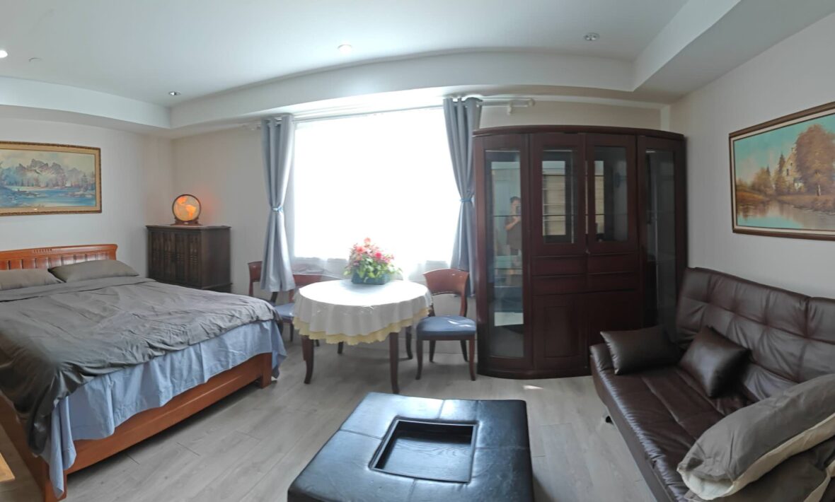 Room + Living with Ensuite Bathroom Kingbed + Sofabed