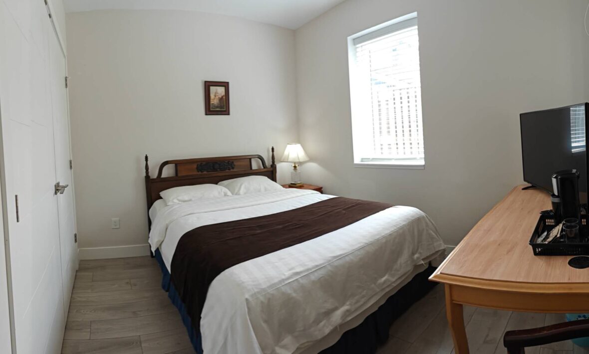 Room with Ensuite Bathroom Queenbed