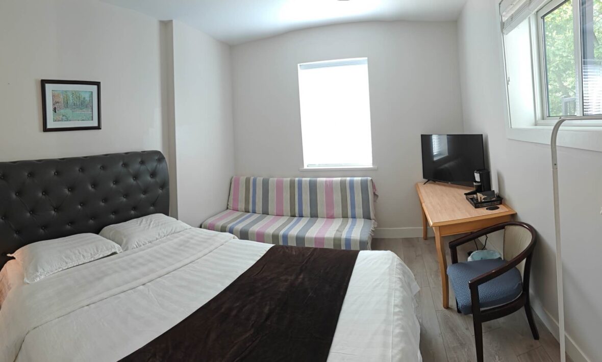 Room with Ensuite Bathroom Queenbed + Sofabed