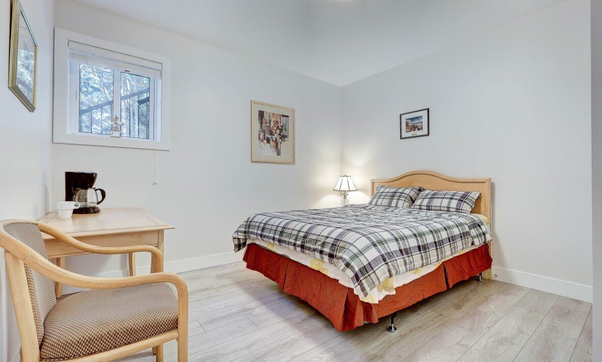 Room with Private Bathroom Queenbed