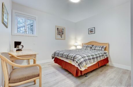 Room with Private Bathroom Queenbed